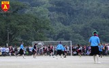 Các cô gái xinh đẹp trong trang phục dân tộc đá bóng ở Quảng Ninh